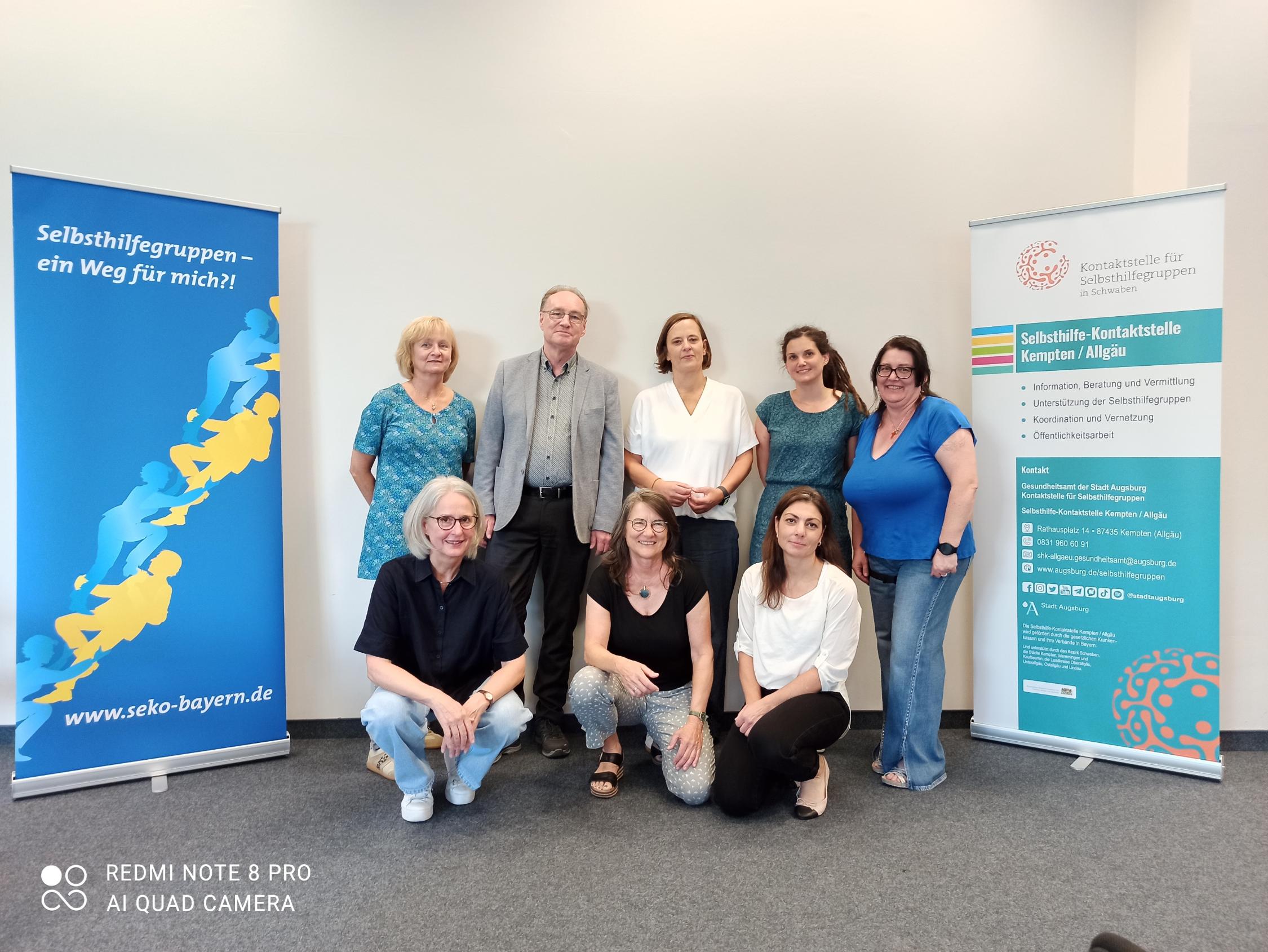 Oben v.l.n.r.: Dr. Beate Erbas (BAS), Klaus Grothe-Bortlik (Vorstand SeKo Bayern e.V.), Annika Schmäing (Selbsthilfekontaktstelle Kempten/Allgäu), Stefanie Hoßfeld (SeKo Bayern), Cornelia Beyrer (Selbsthilfekontaktstelle Kempten/Allgäu) Unten v.l.n.r.: Bettina Lange (KBS), Theresa Keidel und Christina Flurschütz (SeKo Bayern)