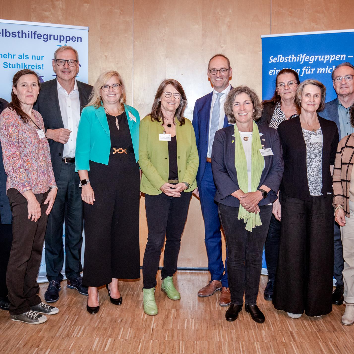 Irena Težak, SeKo Bayern, Karin Woltmann, SeKoRo Rosenheim, Thomas Zöller, Patienten- und Pflegebeauftragter, Gabi Schmidt, Ehrenamtsbeauftragte, Theresa Keidel, SeKo Bayern, Bernhard Seidenath, CSU -Fraktion, Kerstin Celina, Grüne/Bündnis 90-Fraktion, Gudrun Hobrecht, Vorstand SeKo Bayern e.V., Ruth Götz, SeKo Bayern, Klaus Grothe-Bortlik und Renate Mitleger-Lehner, beide Vorstand SeKo Bayern e.V. (v.l.n.r.)